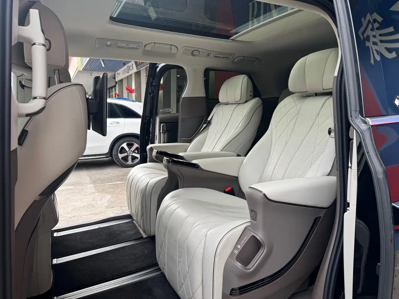 Denza D9 2022 DM-i 970 AWD Flagship фото 15