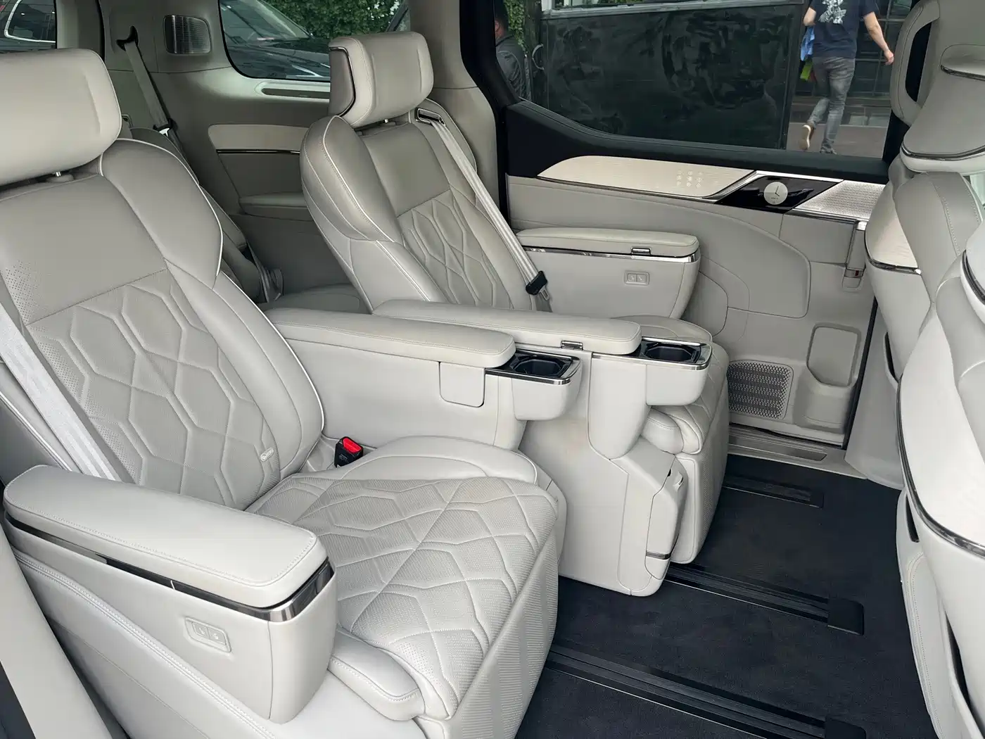 Volvo EM90 2024 2025 Ultra Six-Seater