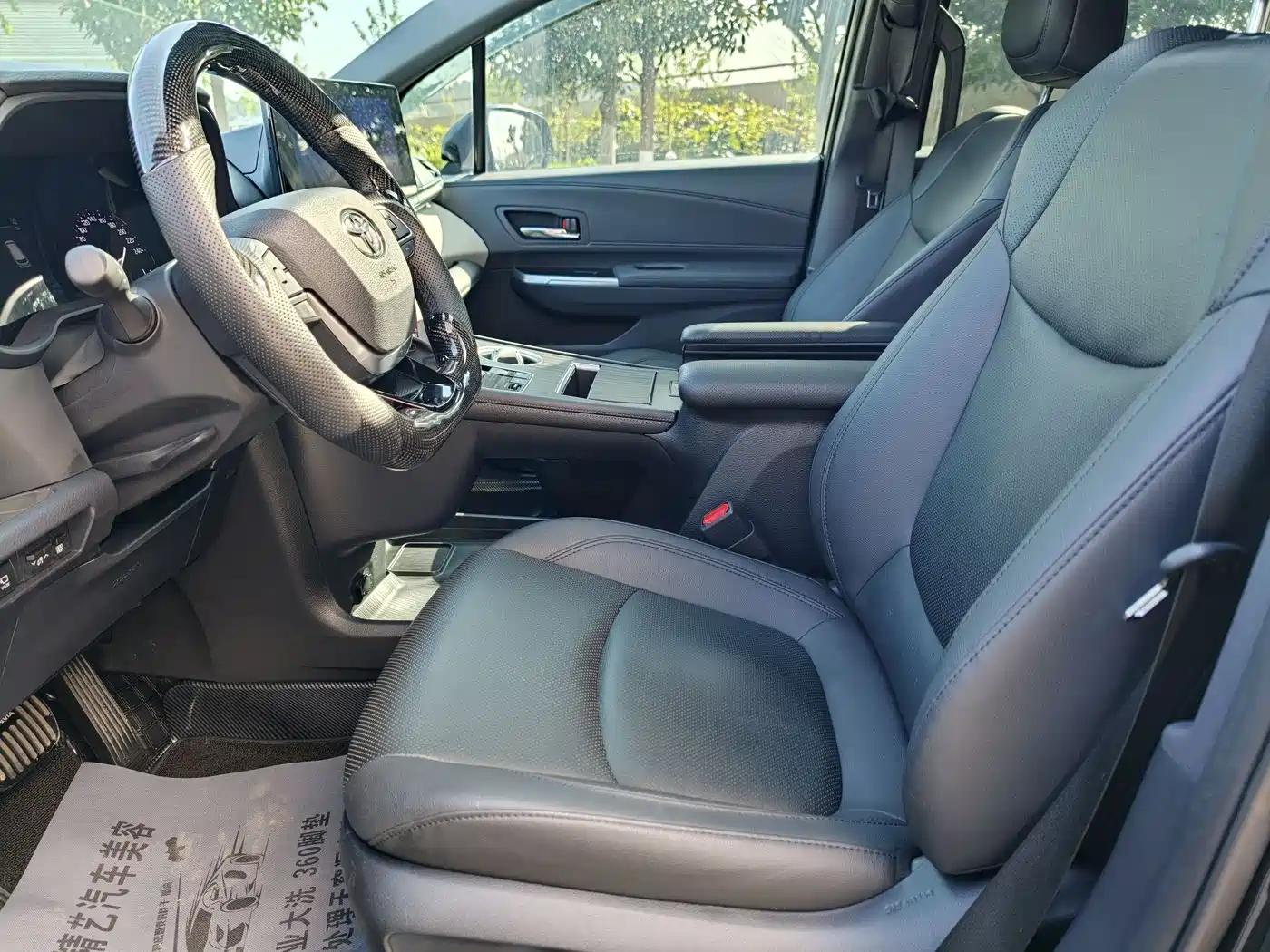 Toyota Granvia 2023 2.5L Hybrid VIP Edition фото 14