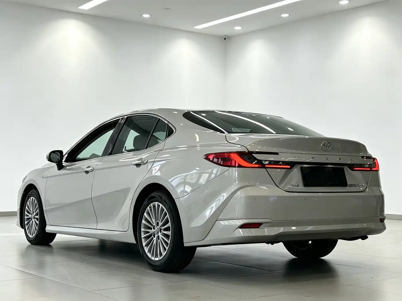 Toyota Camry 2024 Hybrid 2.0HGVP Luxury Edition фото 6