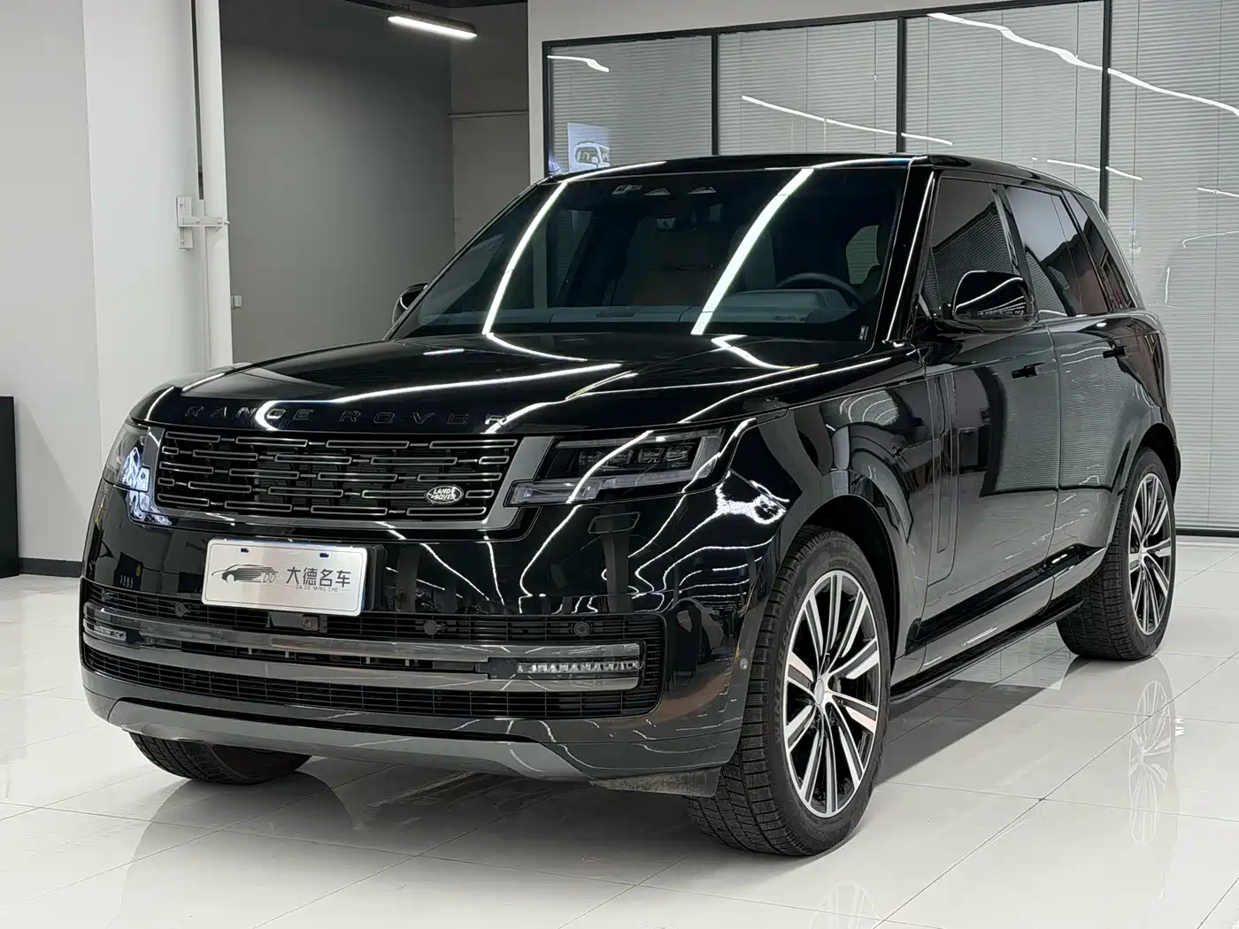 Land Rover Range Rover 2023 3.0 L6 360PS Golden Age Edition фото 4