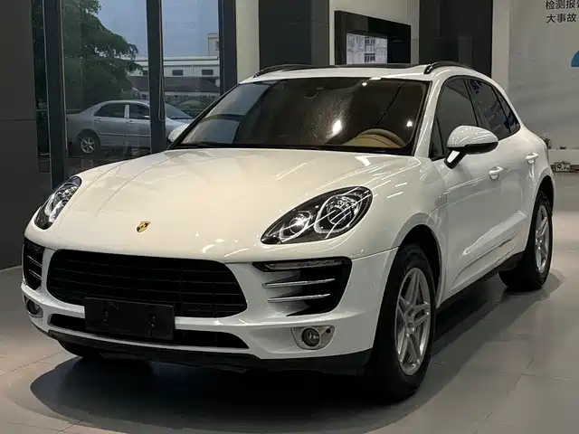 PORSCHE MACAN