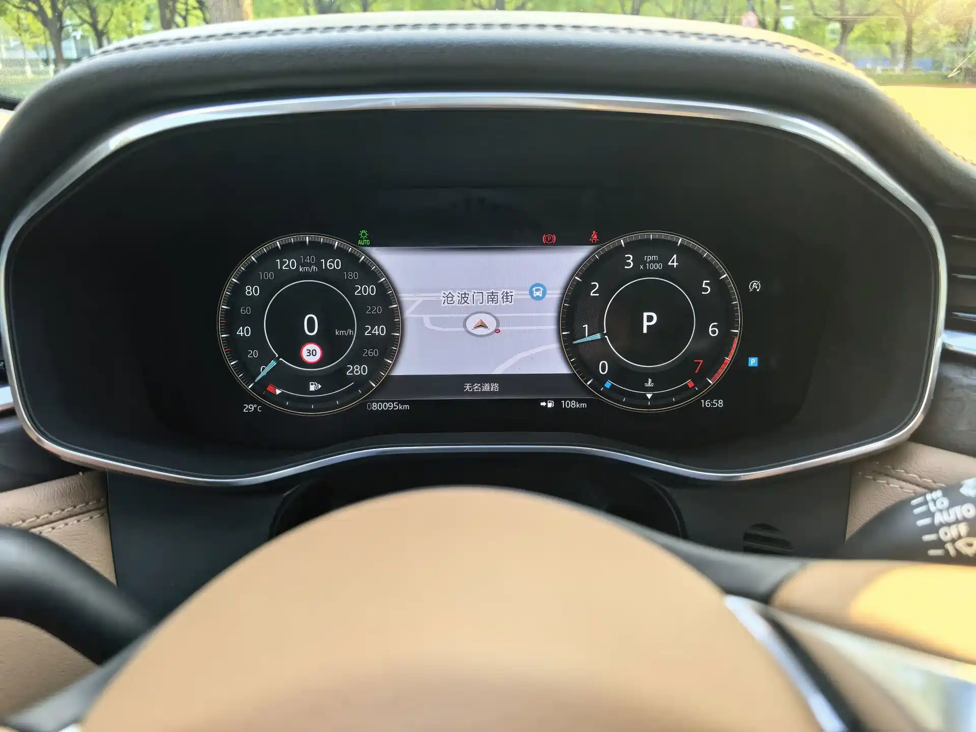 Фото 16 - Jaguar F-PACE