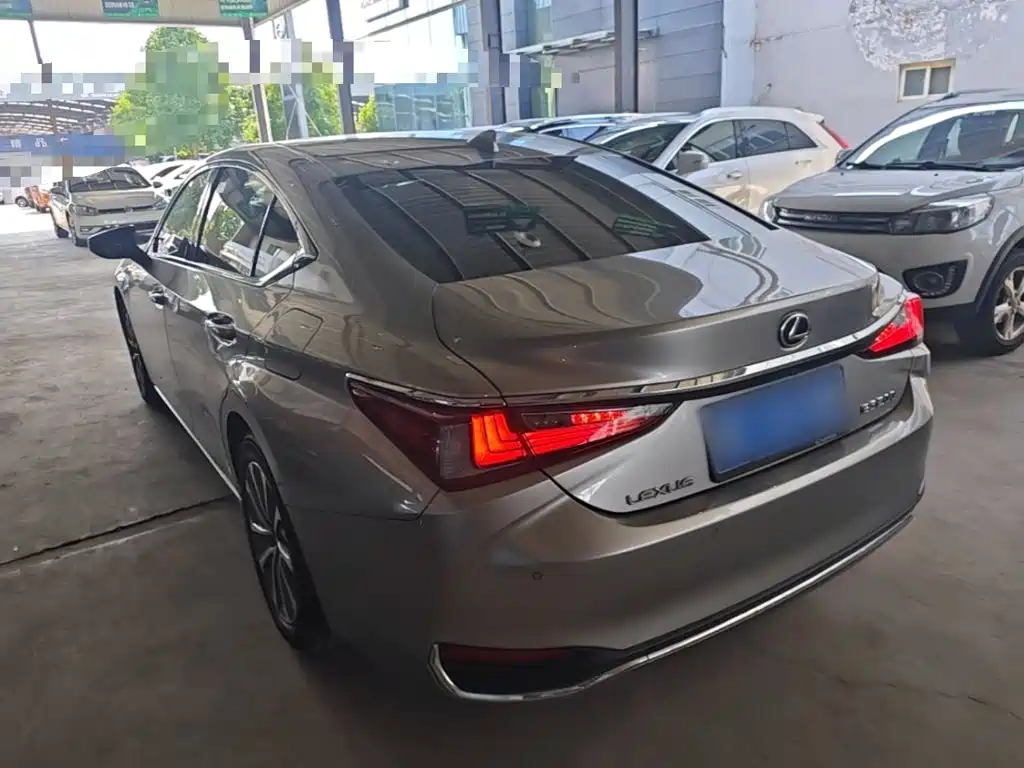 Фото 5 - Lexus ES