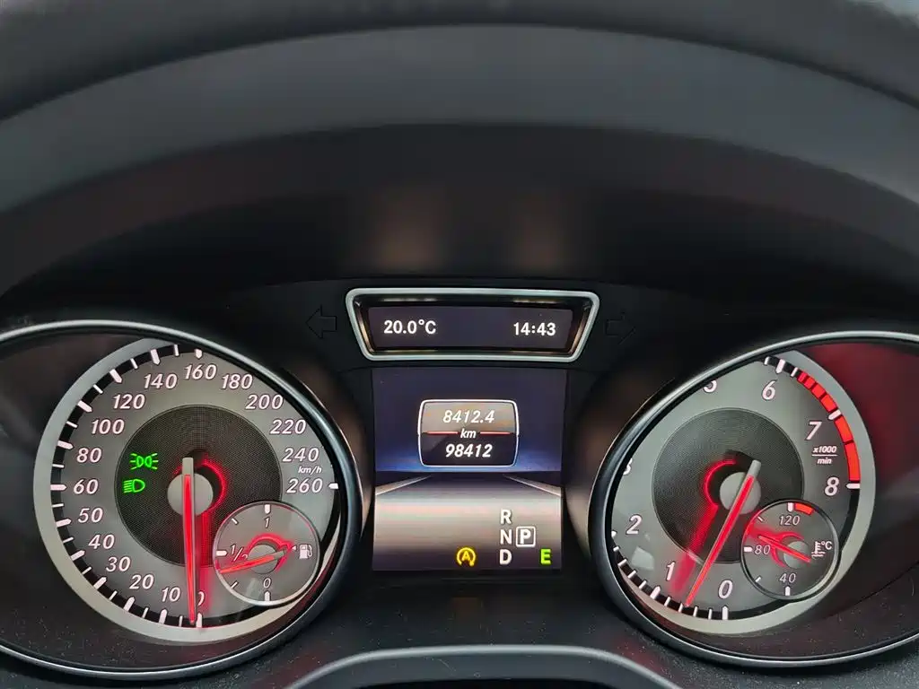 Mercedes-Benz GLA 2015 GLA 220 4MATIC Fashion Edition фото 12