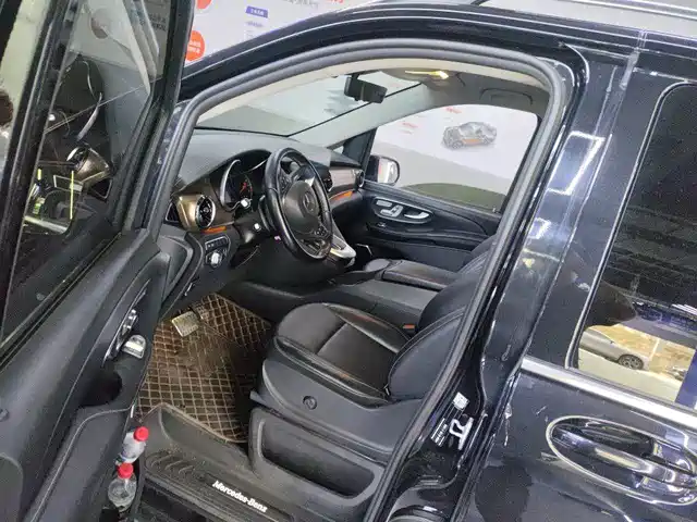 Mercedes-Benz V-Class 2021 V 260 L Long Wheelbase Premium Edition — фото 3