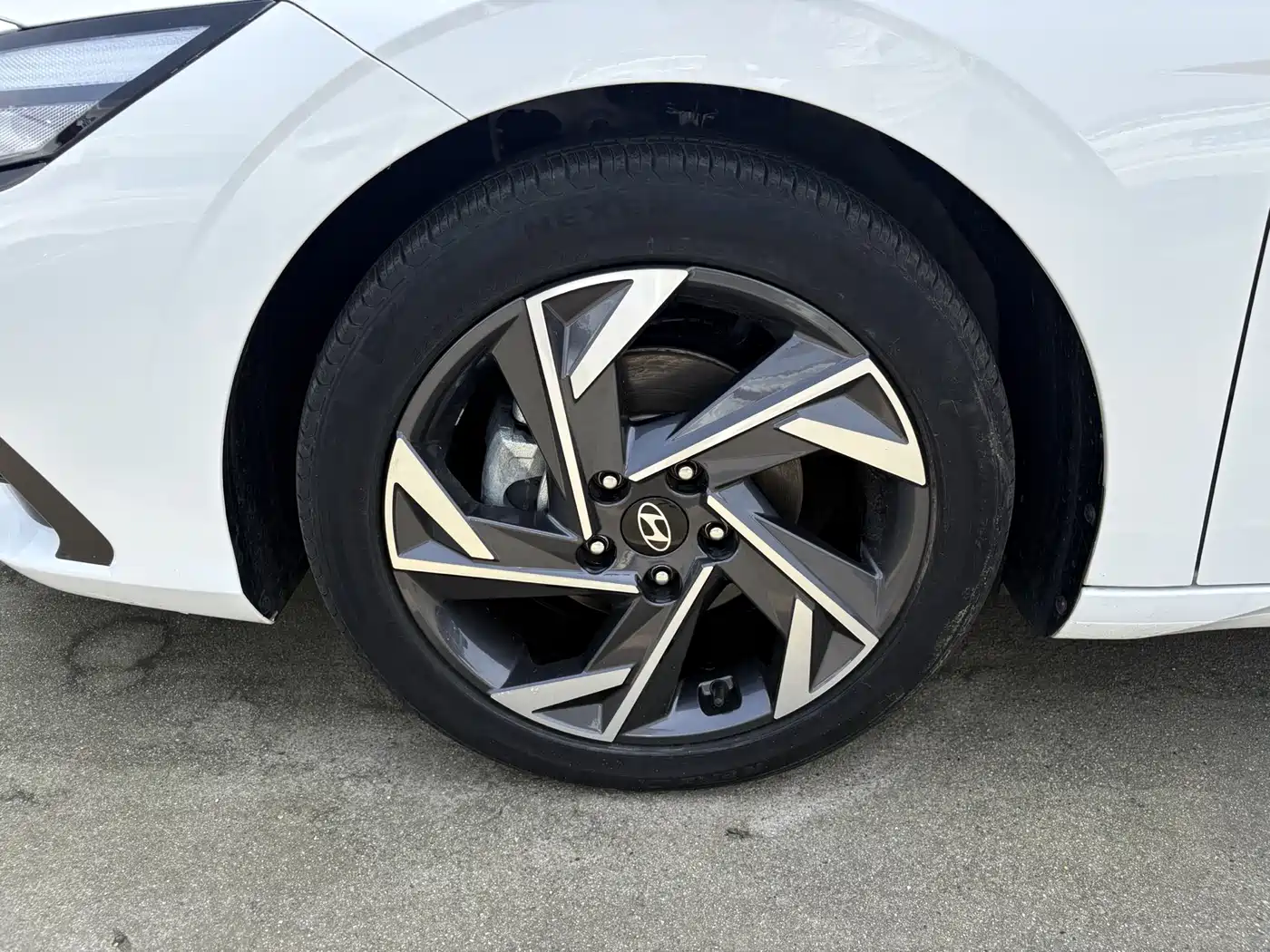 Hyundai Elantra 2023 Model 1.5L CVT LUX Premium Edition фото 13