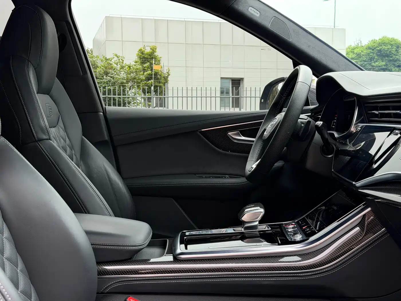 Audi SQ7 2024 4.0 TFSI Dark Knight Edition фото 18