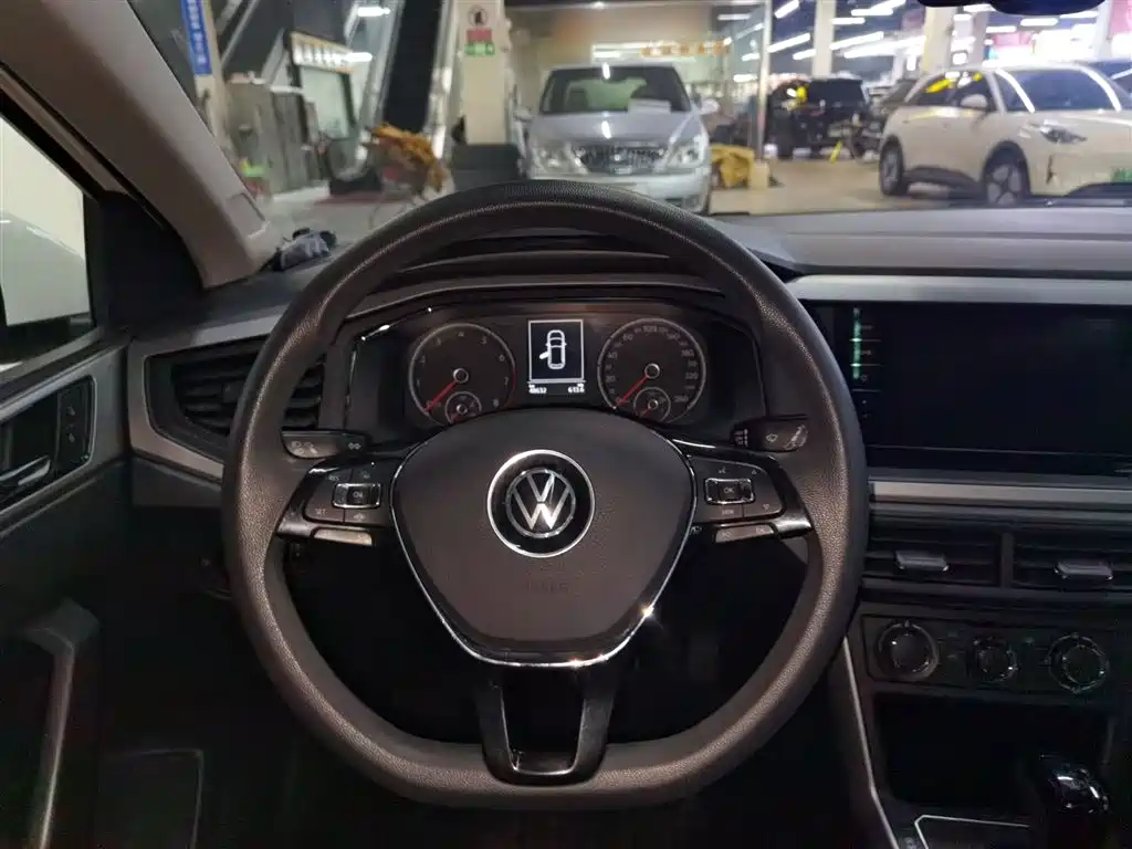 VOLKSWAGEN POLO