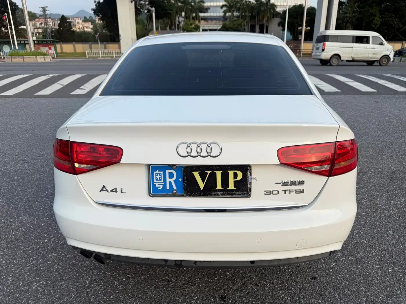 Audi A4L 2013 30 TFSI Automatic Comfort фото 6