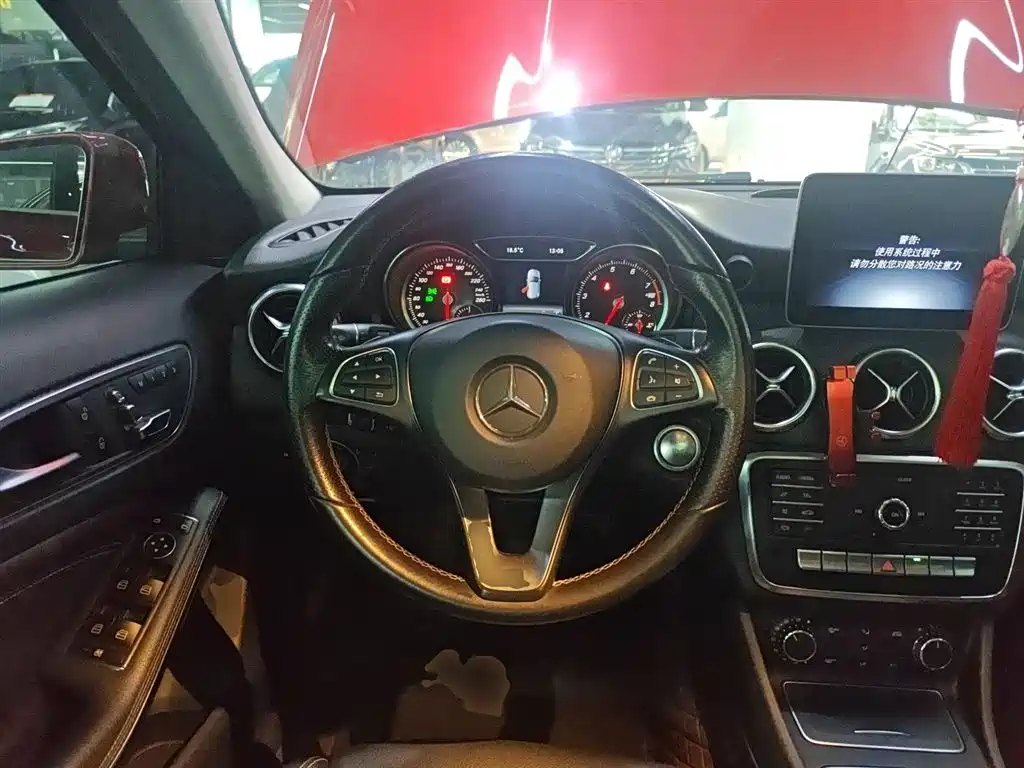 Mercedes-Benz GLA 2018 GLA 200 Dynamic фото 7