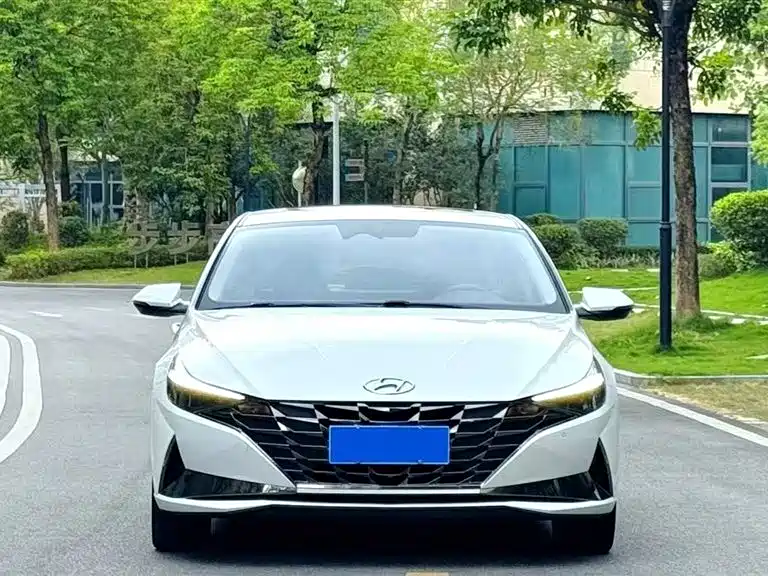 Hyundai Elantra 2021 1.5L CVT LUX Premium Edition фото 2