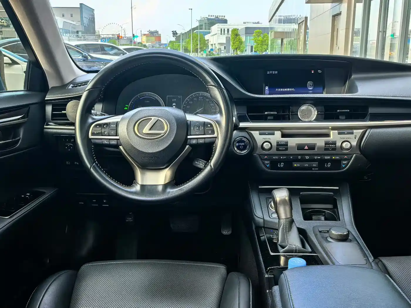 Фото 9 - Lexus ES