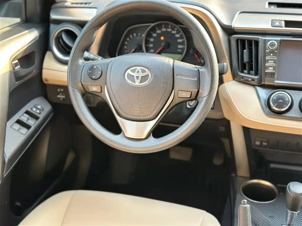 Toyota RAV4 Rongfang 2015 2.0L CVT 2WD Urban Edition фото 18