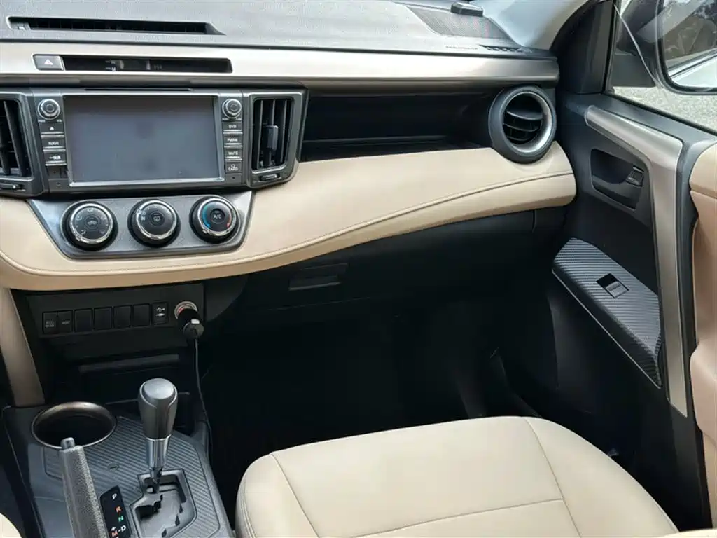 Toyota RAV4 Rongfang 2015 2.0L CVT 2WD Urban Edition фото 6