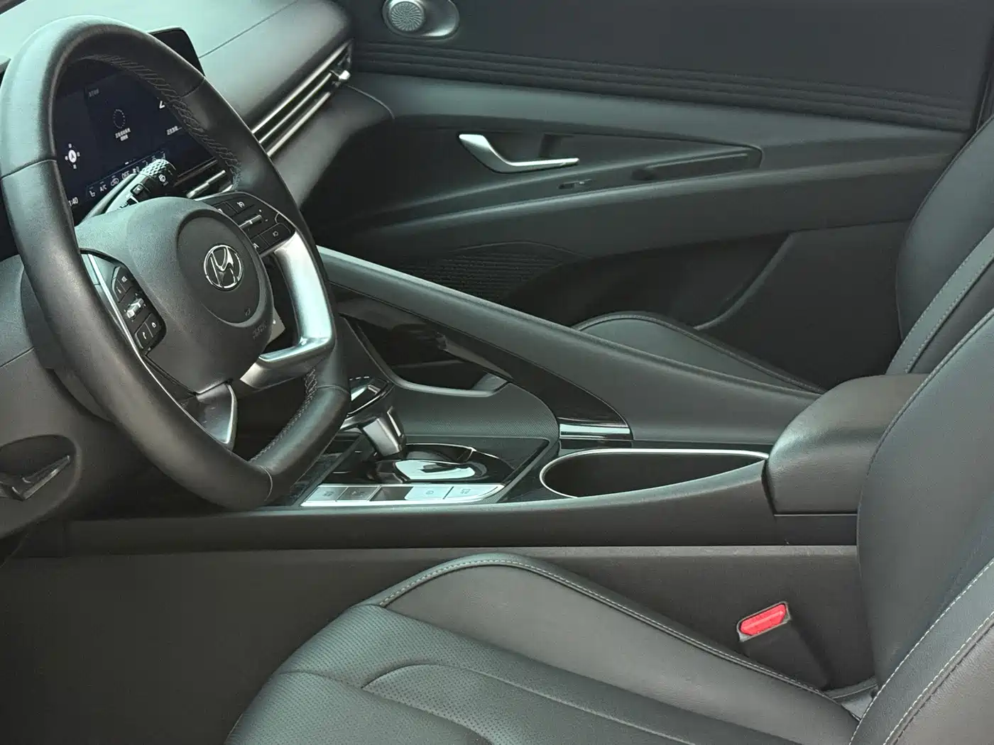 Hyundai Elantra 2022 1.5L CVT LUX Premium Edition фото 14