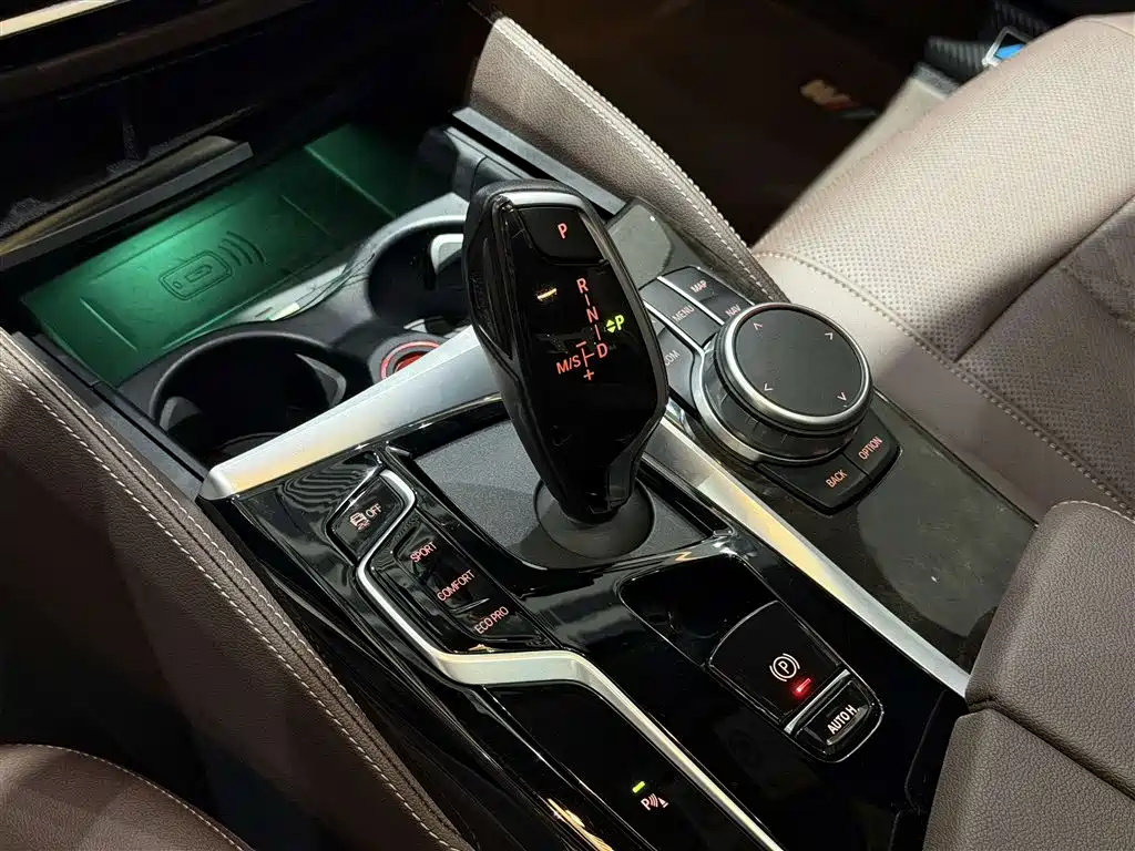 BMW 5 Series 2021 525Li M Sport Package фото 16