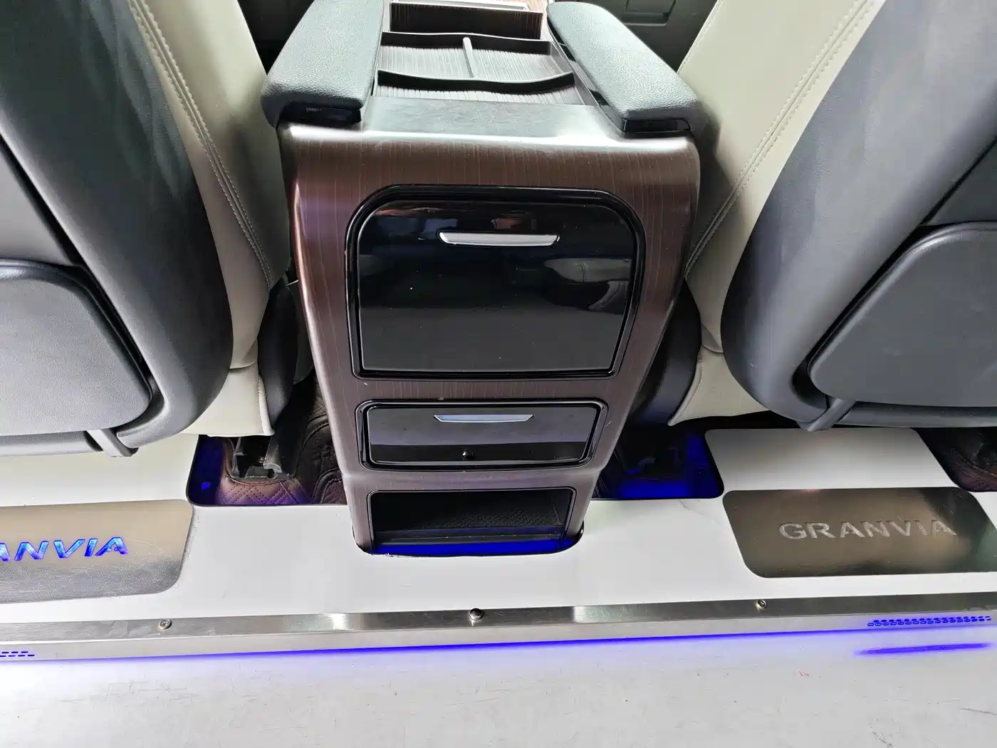 Toyota Granvia 2023 2.5L Hybrid Luxury Edition фото 20