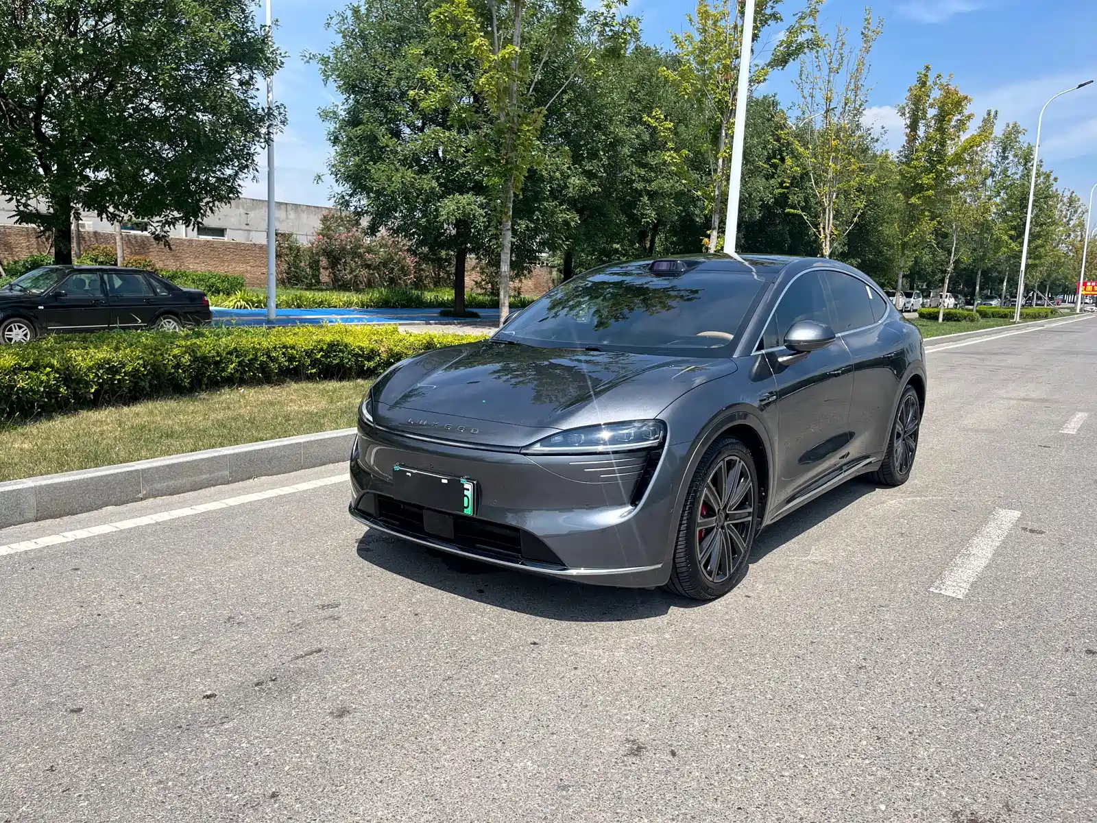 Photo 1 - Zhijie Luxeed R7