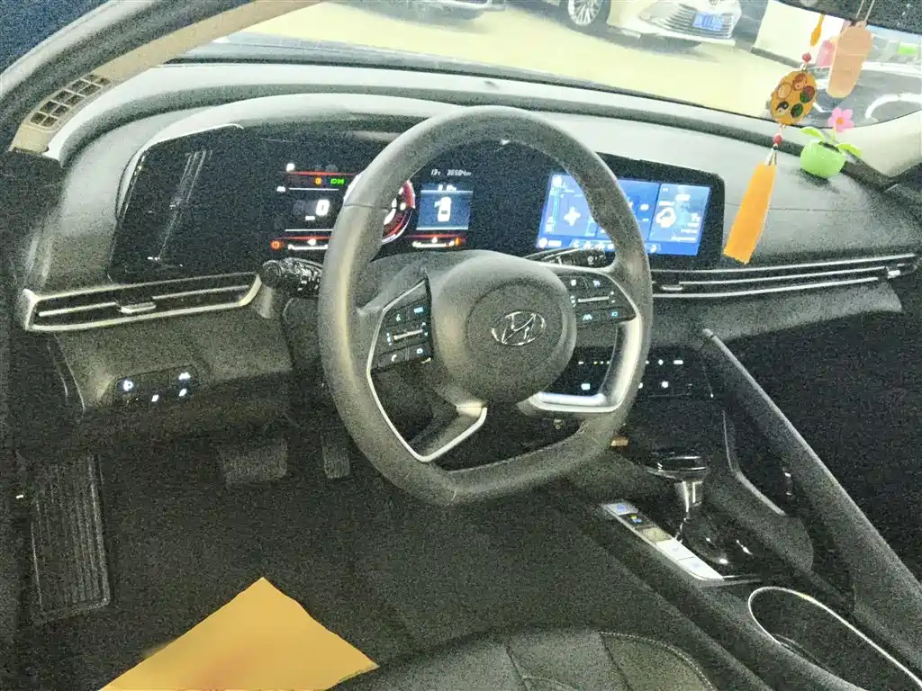 Hyundai Elantra 2021 1.5L CVT LUX Premium Edition фото 10