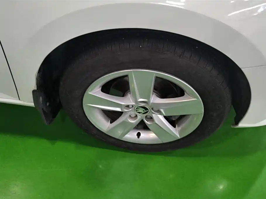 Škoda Fabia 2016 1.4L Automatic Car Enjoy Edition фото 6
