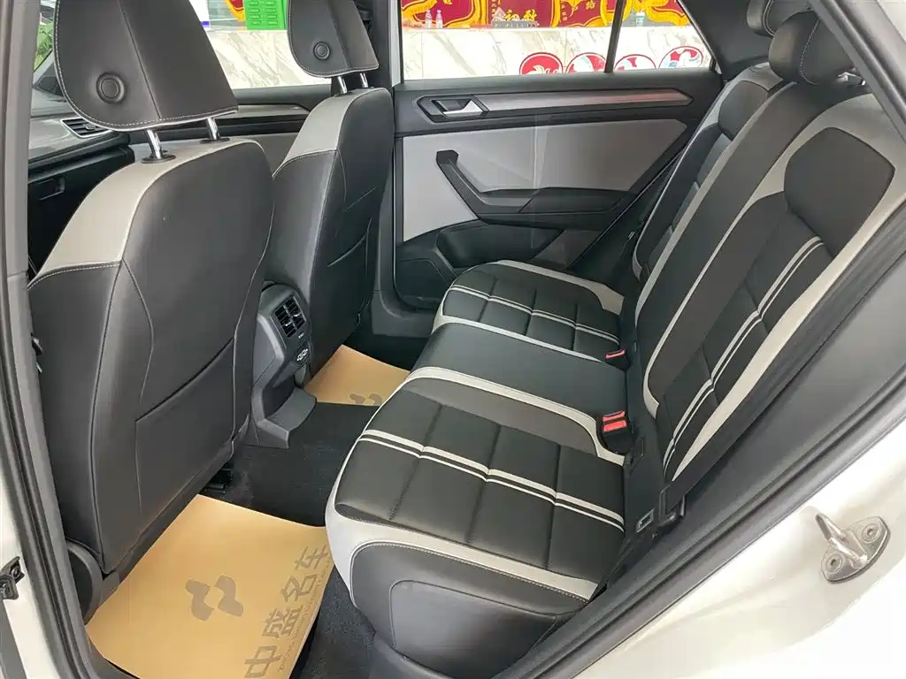 VOLKSWAGEN T-ROC EXPLORING SONGS