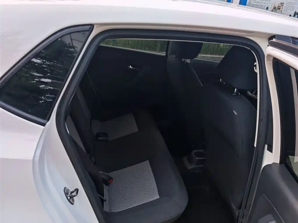 Volkswagen Polo 2016 1.4L Manual Trend фото 2