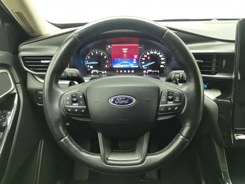 Фото 11 - Ford Explorer
