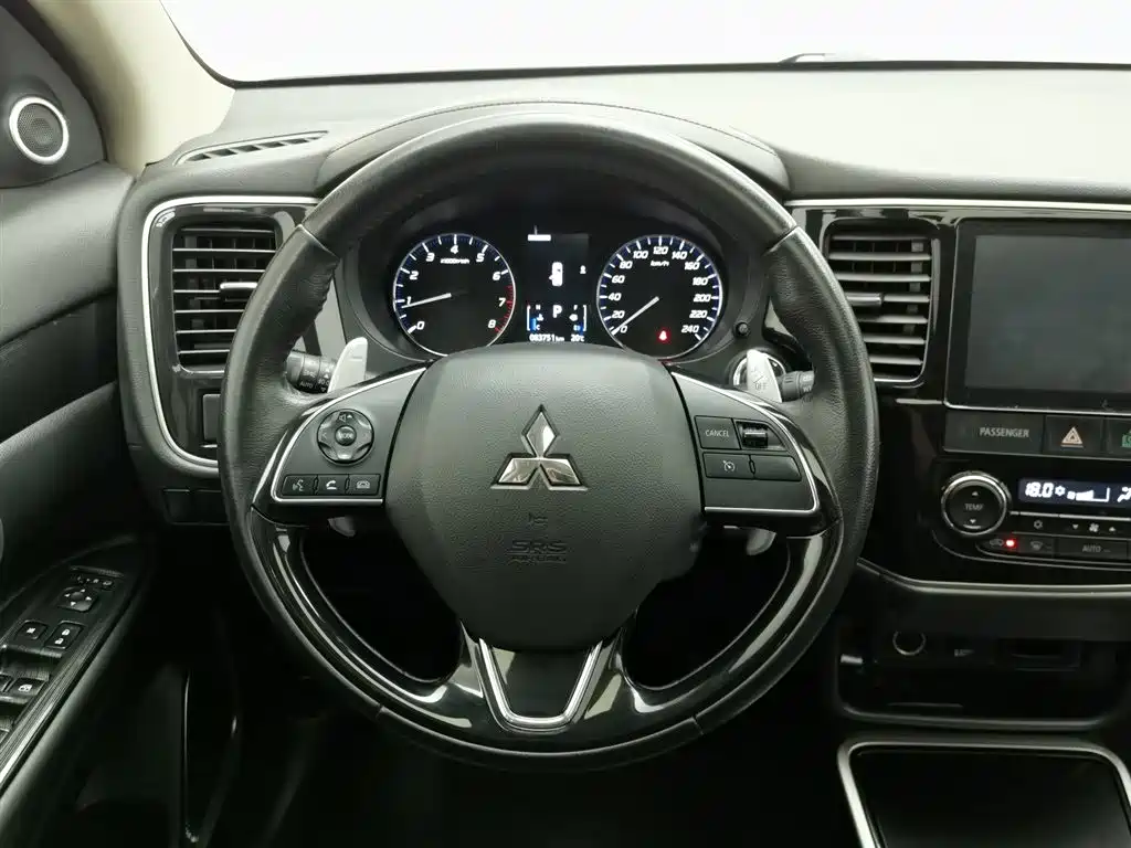 Mitsubishi Outlander 2018 2.4L 4WD Luxury Edition 7-seater фото 11