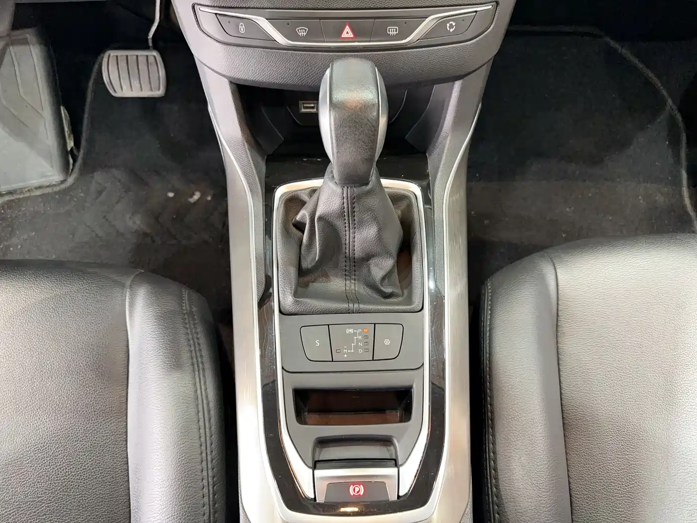 Peugeot 408 2015 Model 1.2T Automatic Luxury Edition фото 26