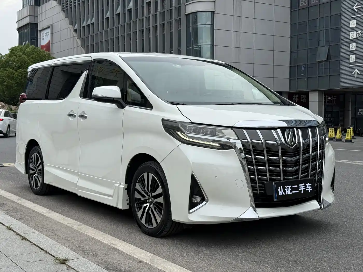 Toyota Alphard 2018 Facelift 3.5L Luxury Edition фото 3