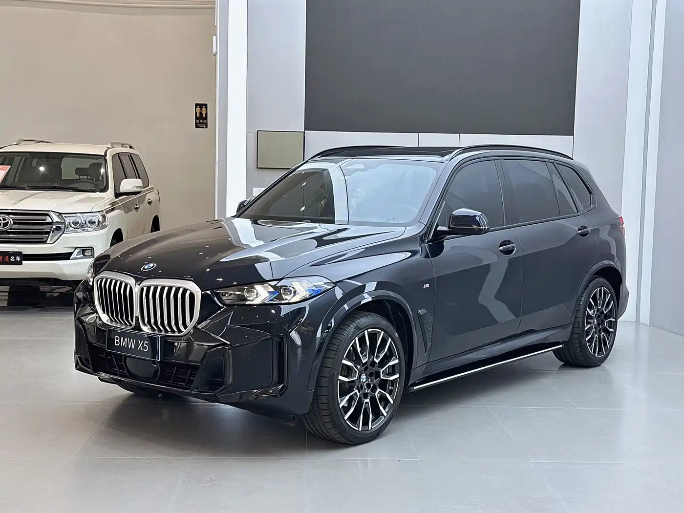 BMW X5 2023 xDrive 40Li M Sport Black Night Package
