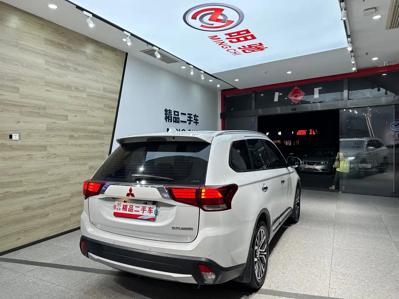 MITSUBISHI OUTLANDER