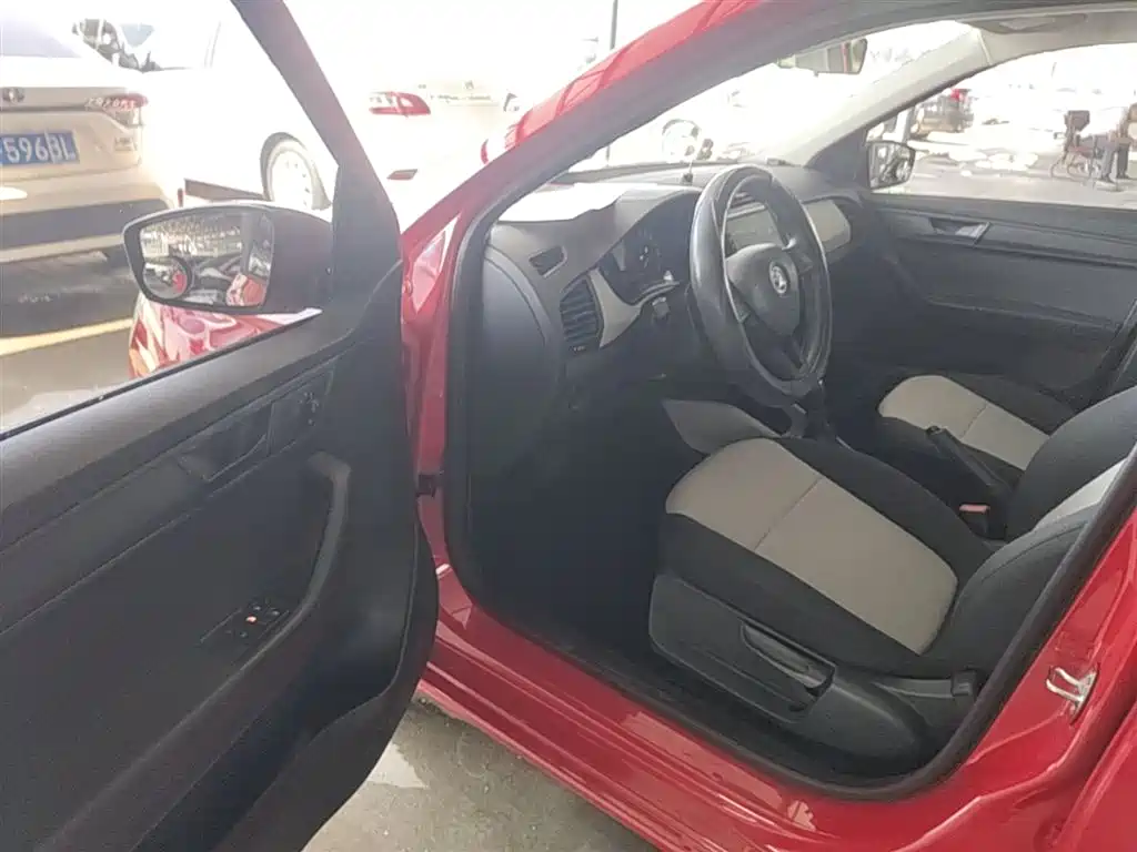 Škoda Fabia 2016 1.4L Automatic Car Enjoy Edition фото 16