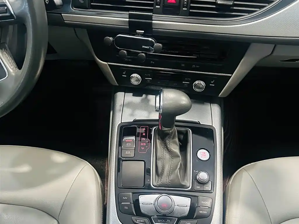 Фото 9 - Audi A6L