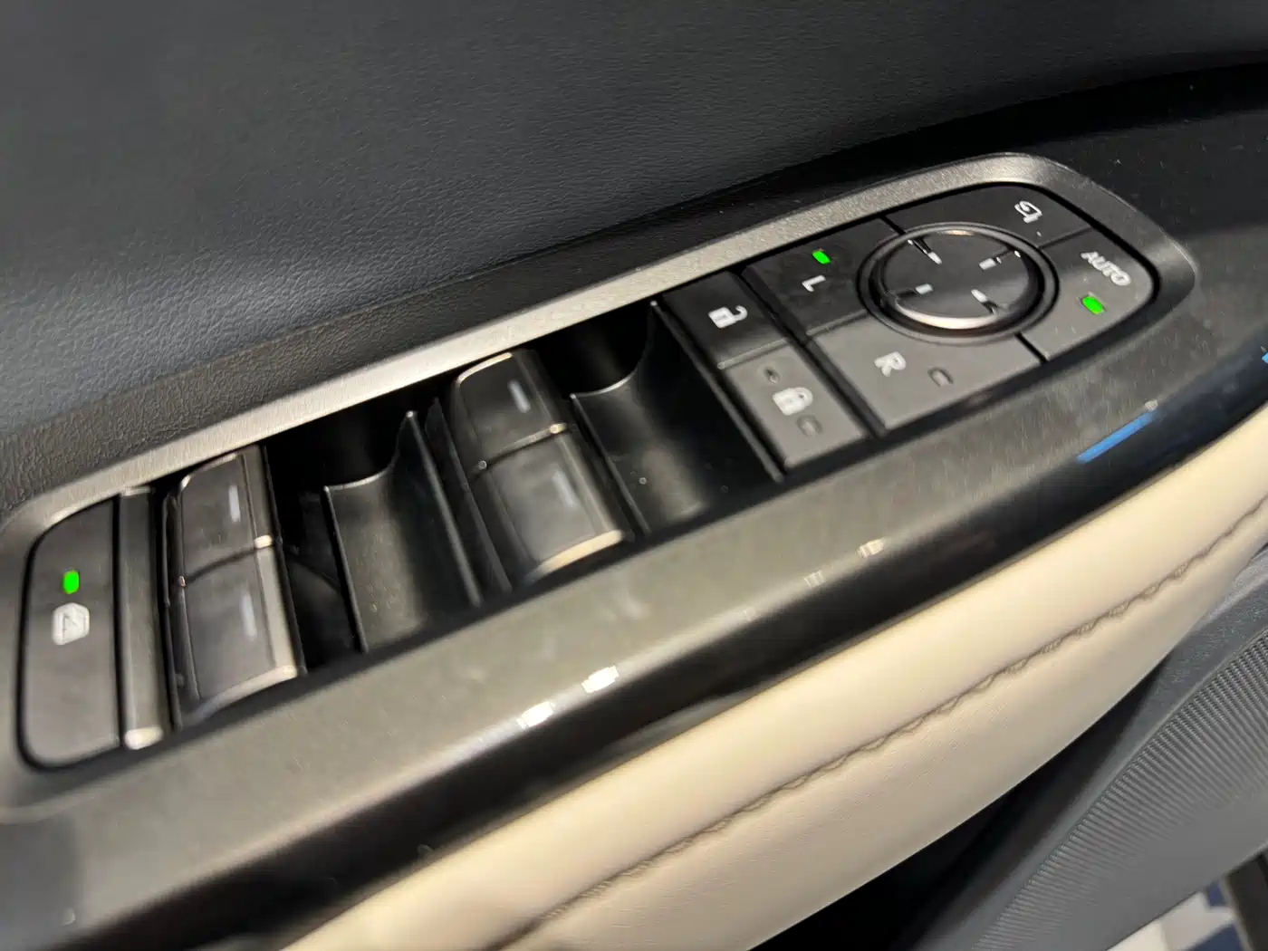 Lexus RZ 2023 450e 4WD Deluxe фото 16
