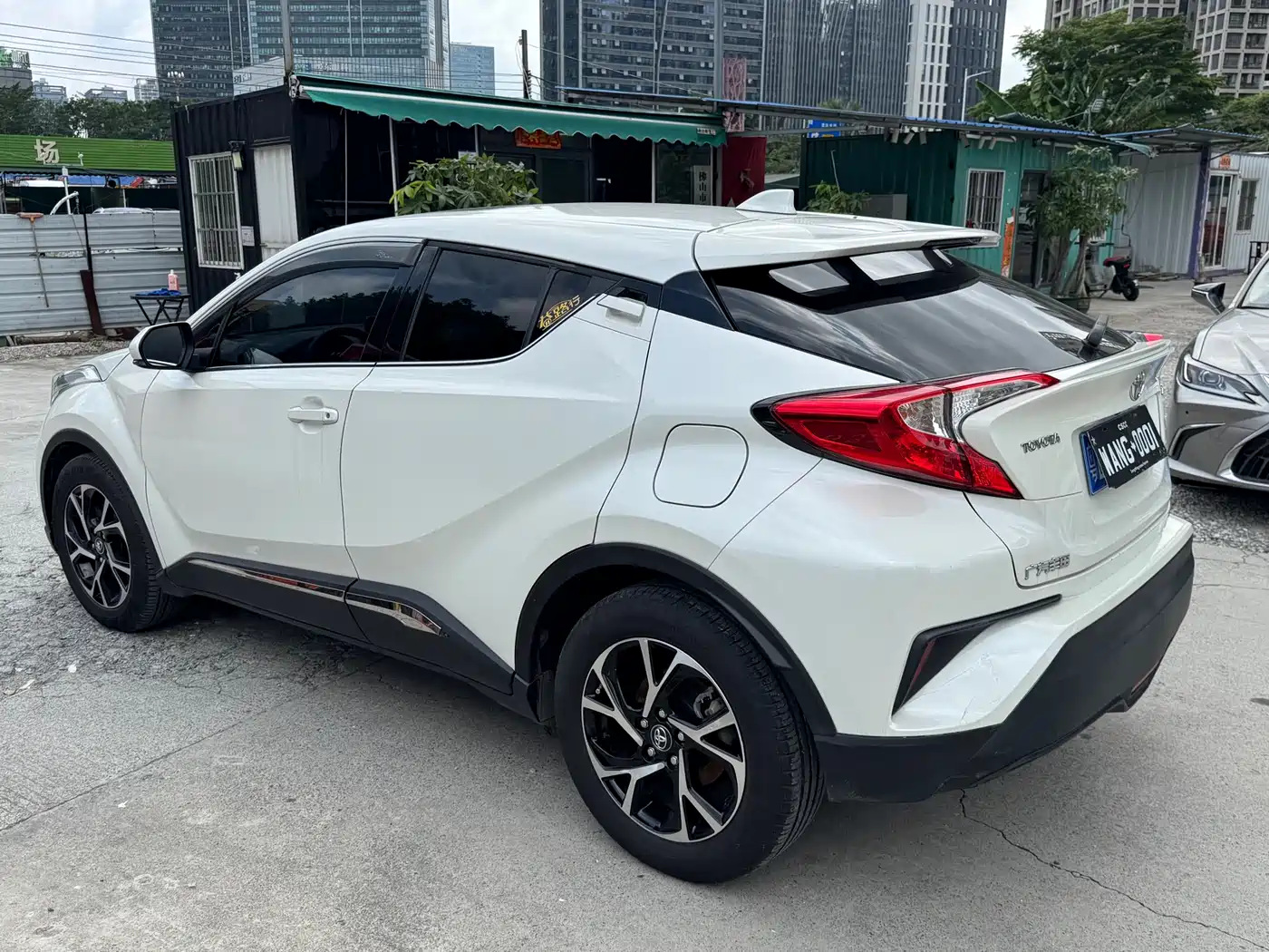 Toyota C-HR 2018 2.0L Leading Sunroof Edition V фото 2