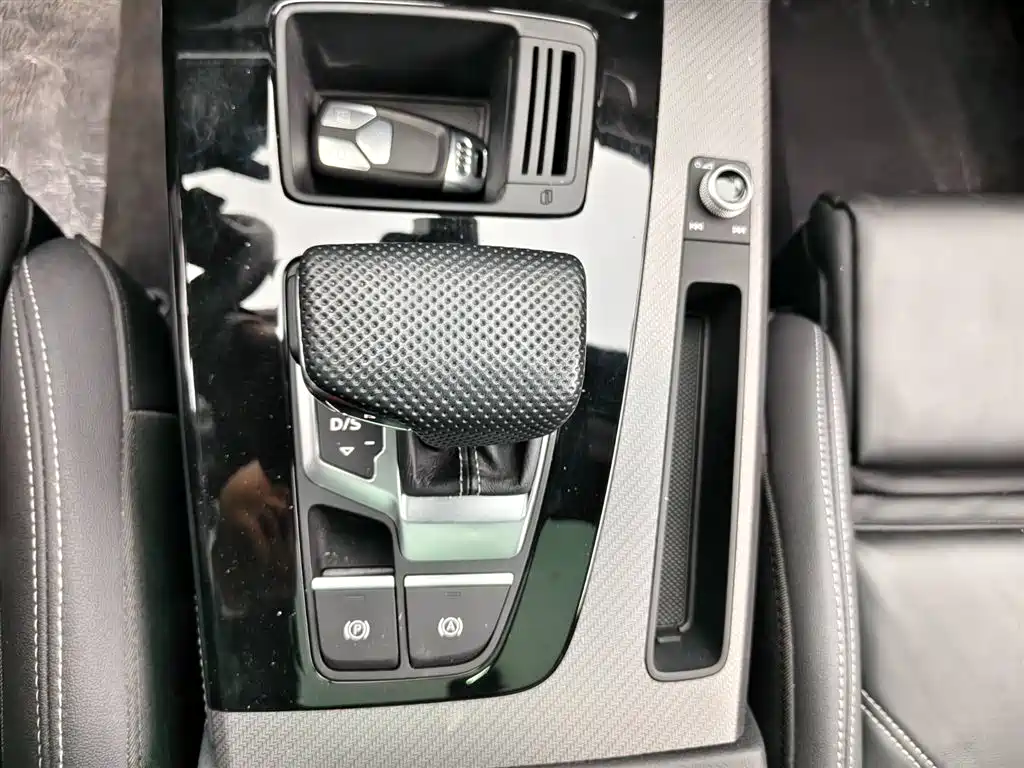 Audi Q5L 2024 Model 40 TFSI Luxury Dynamic фото 8