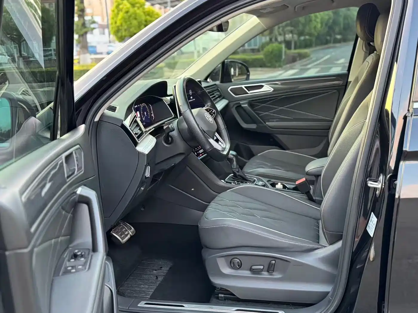 Volkswagen Tiguan L 2022 380TSI Automatic 4WD R-Line Cross Edition 7-Seater фото 4