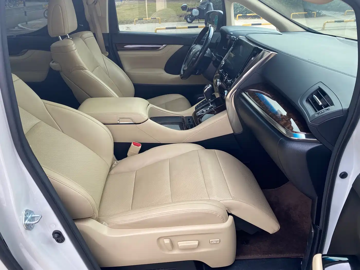 Toyota Alphard 2021 Hybrid 2.5L Luxury фото 10