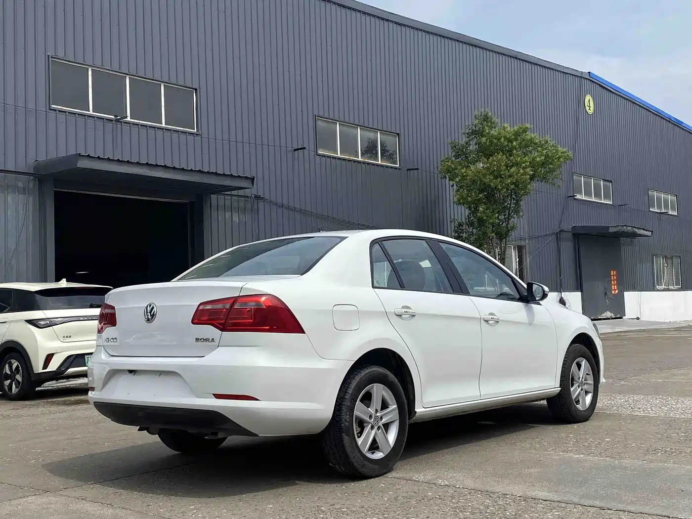 Volkswagen Bora 2014 1.6L Automatic Fashion Edition фото 9