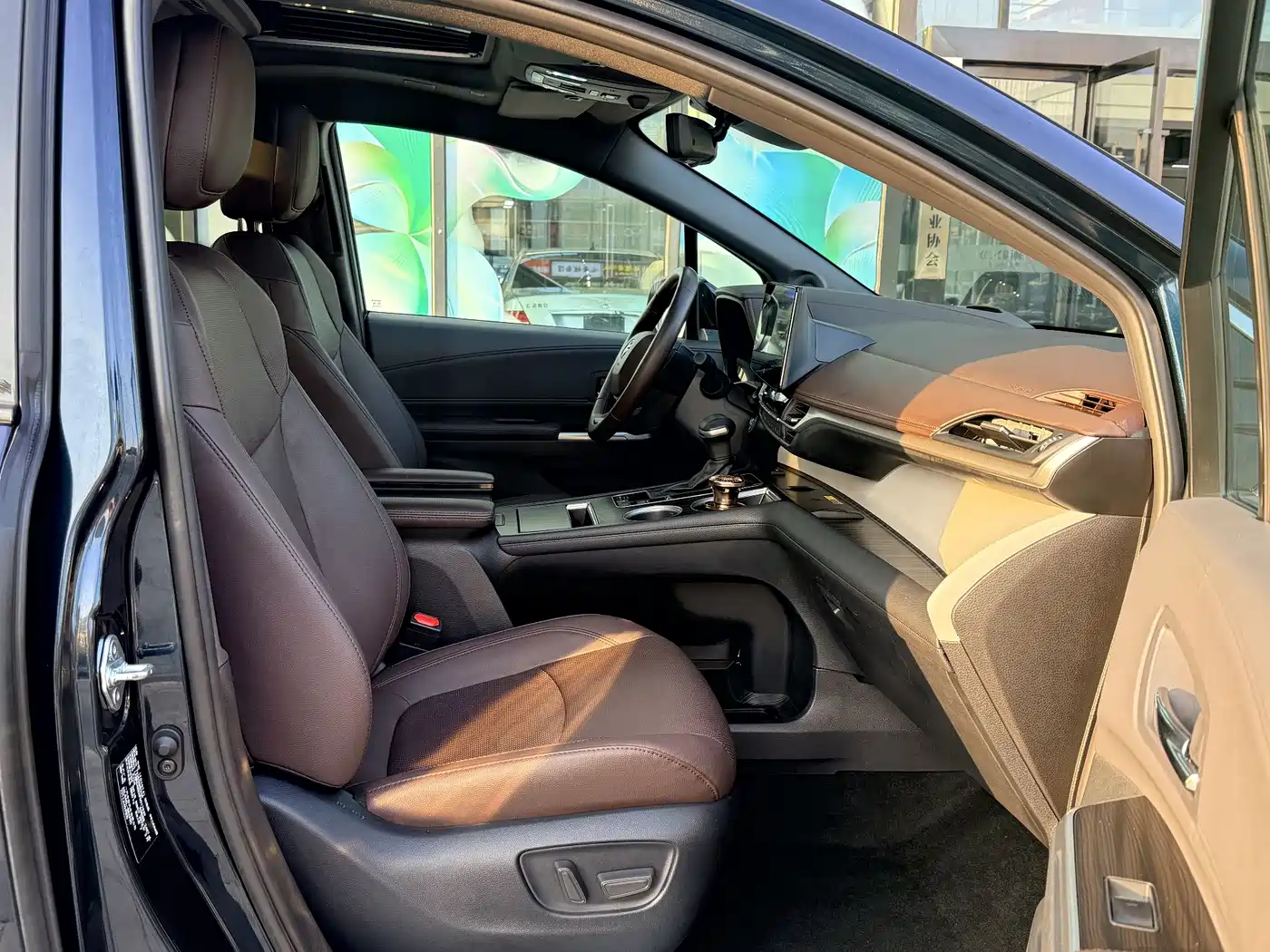 Toyota Granvia 2023 2.5L Hybrid Flagship VIP Edition фото 8