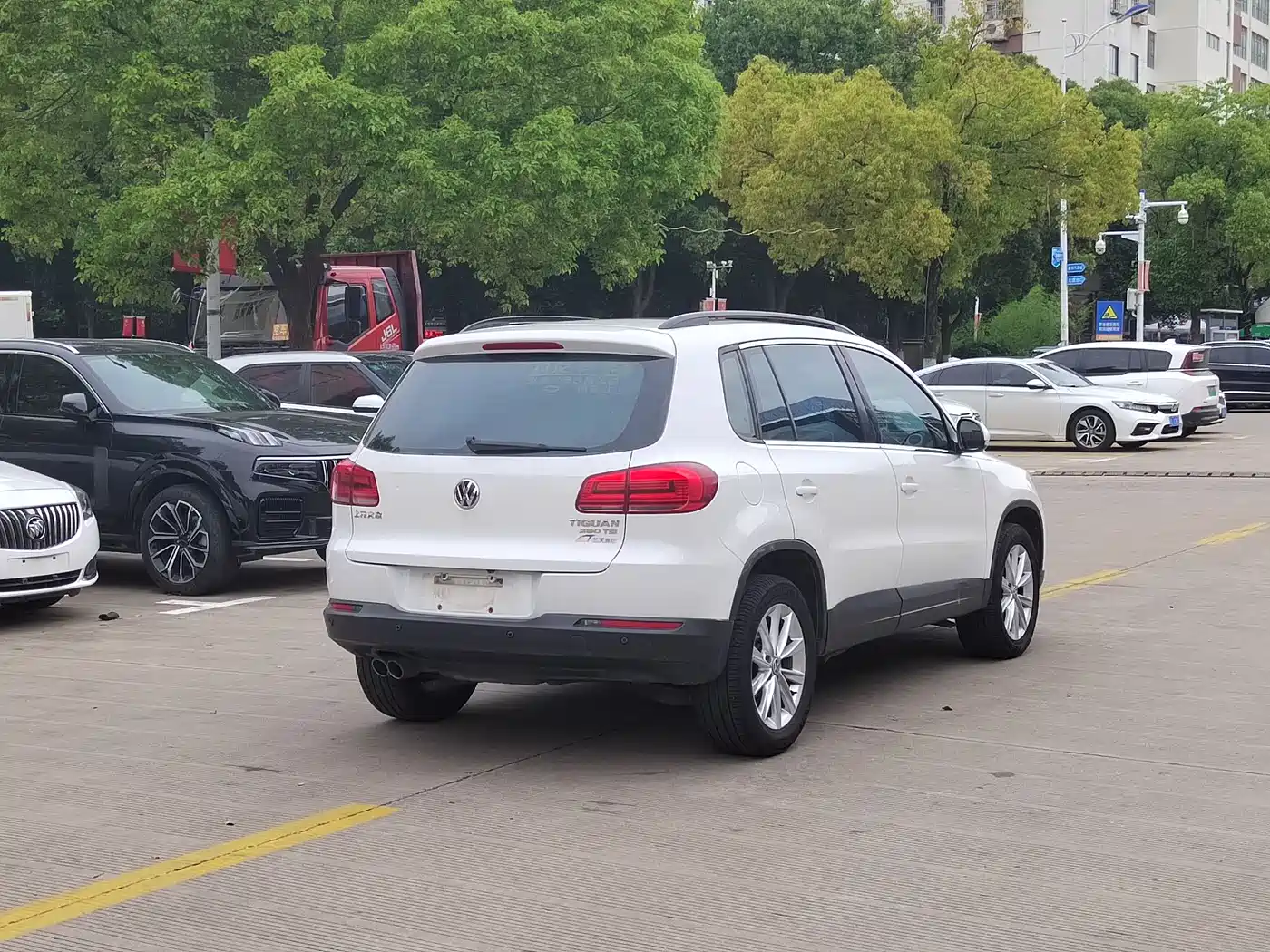 VOLKSWAGEN TIGUAN