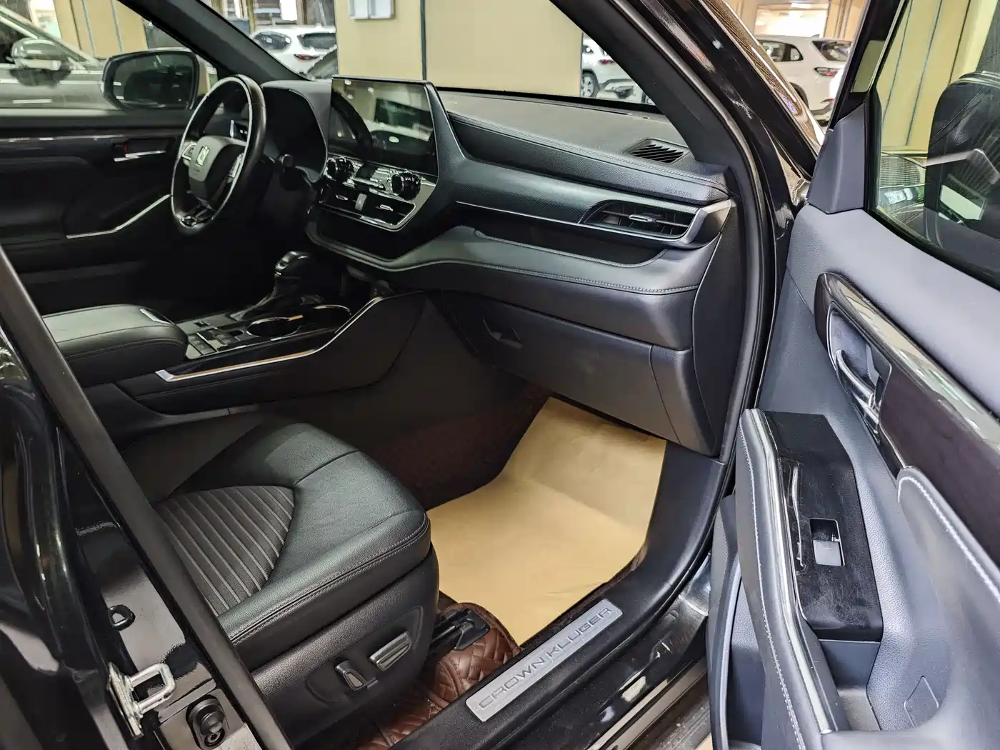 Toyota Crown Kluger 2021 2.5L HEV 4WD Premium фото 7