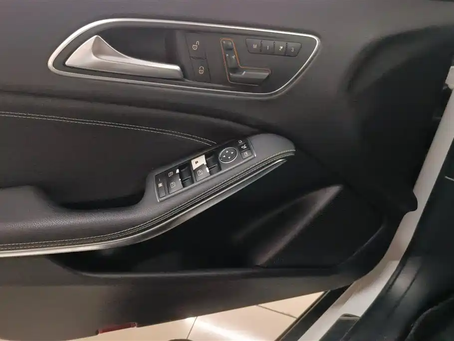 Mercedes-Benz GLA 2015 GLA 220 4MATIC Fashion Edition фото 7
