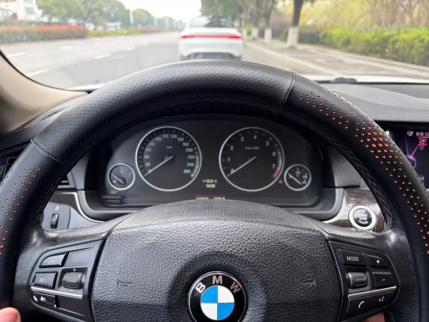 BMW 5 Series 2014 530Li Leading фото 12