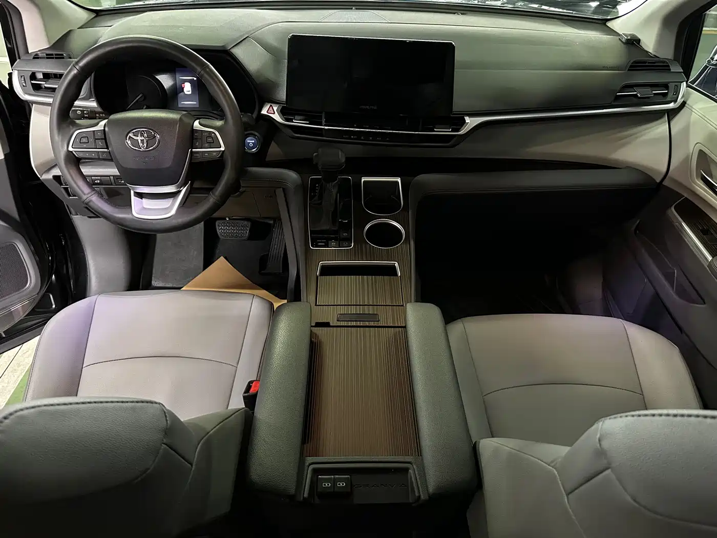 Toyota Granvia 2023 2.5L Hybrid Comfort Edition фото 7