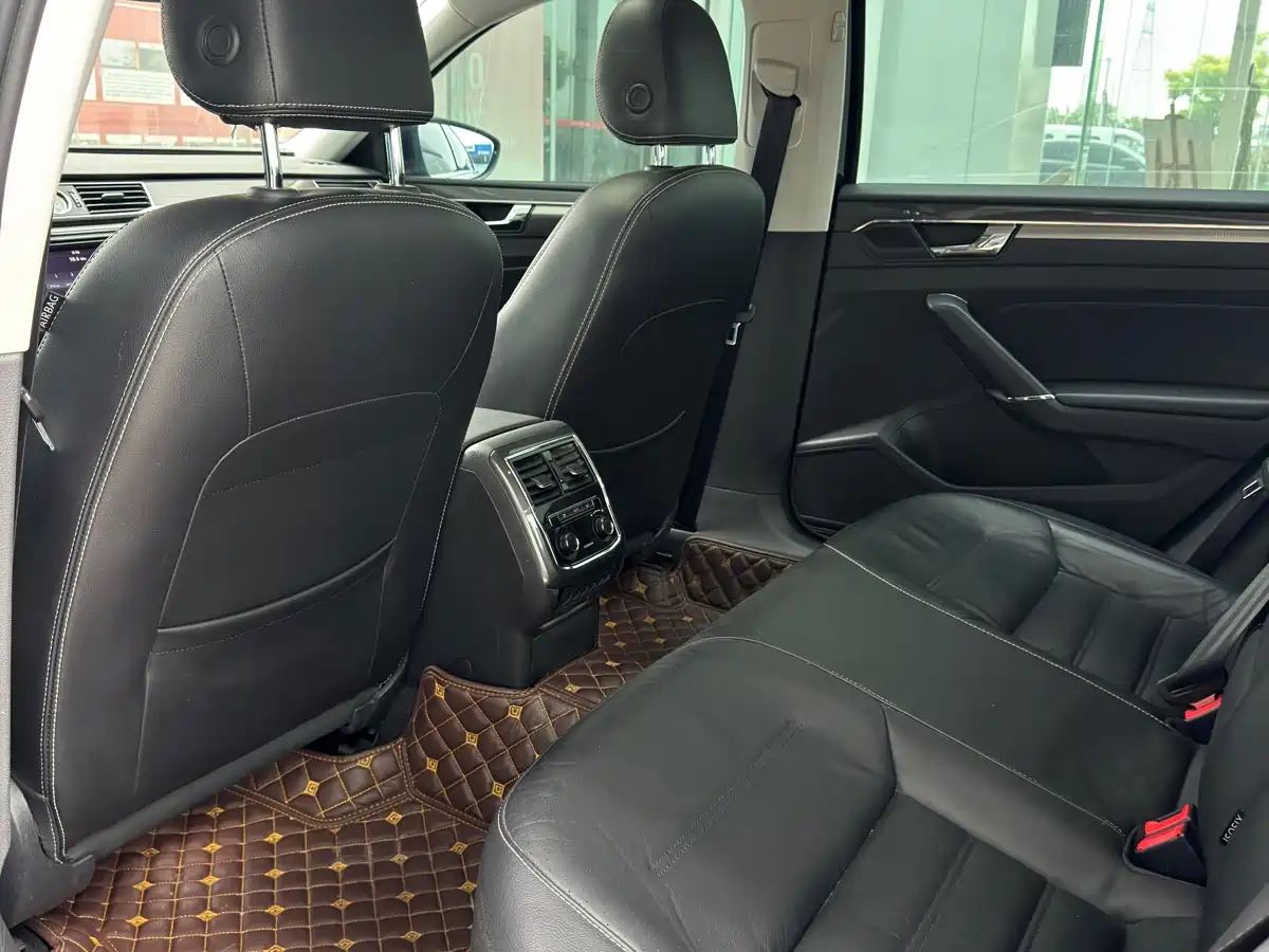 Volkswagen Passat 2017 330TSI DSG Luxury фото 8