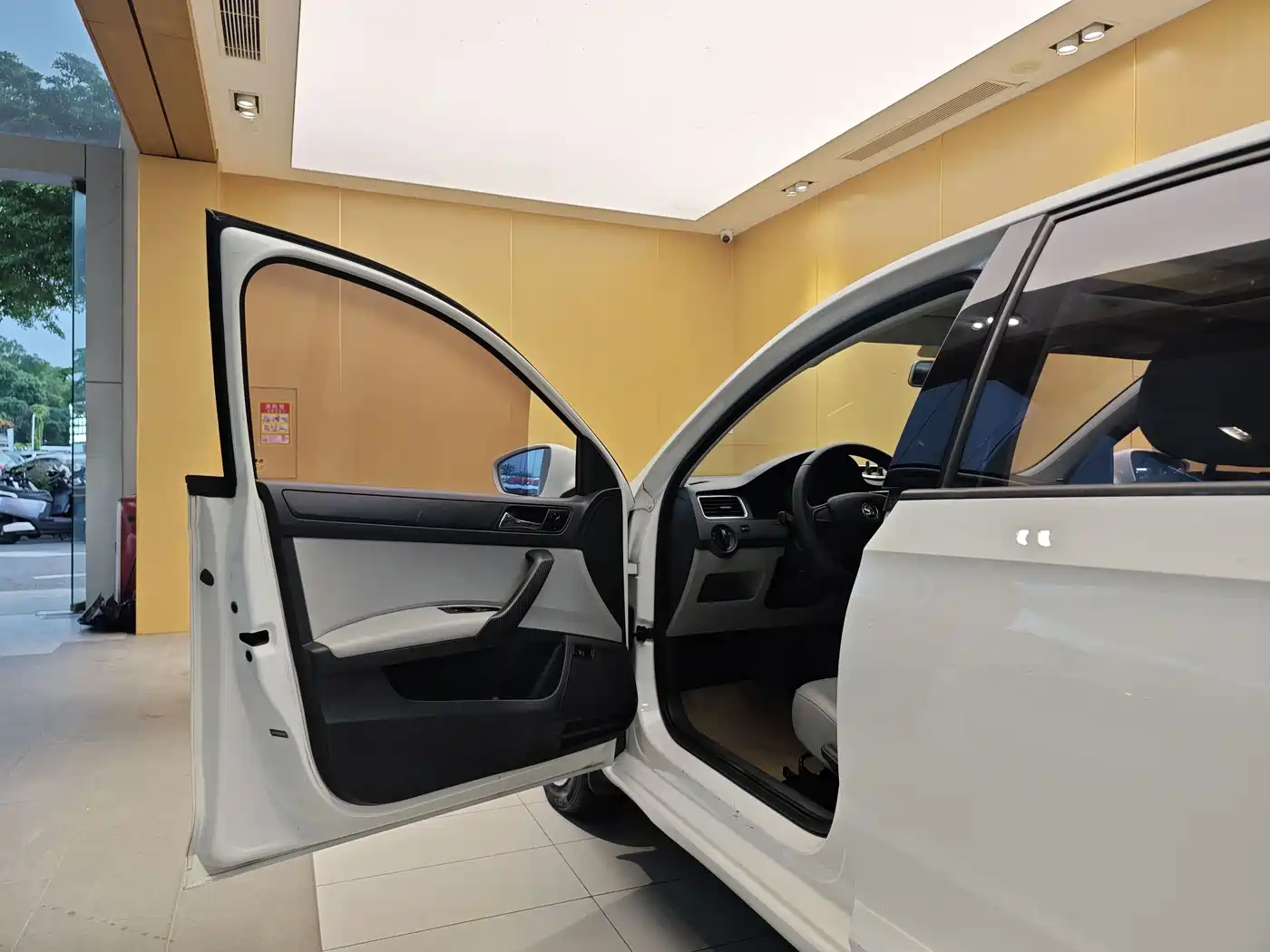 Škoda Rapid 2016 1.6L Automatic Pioneer Edition фото 7