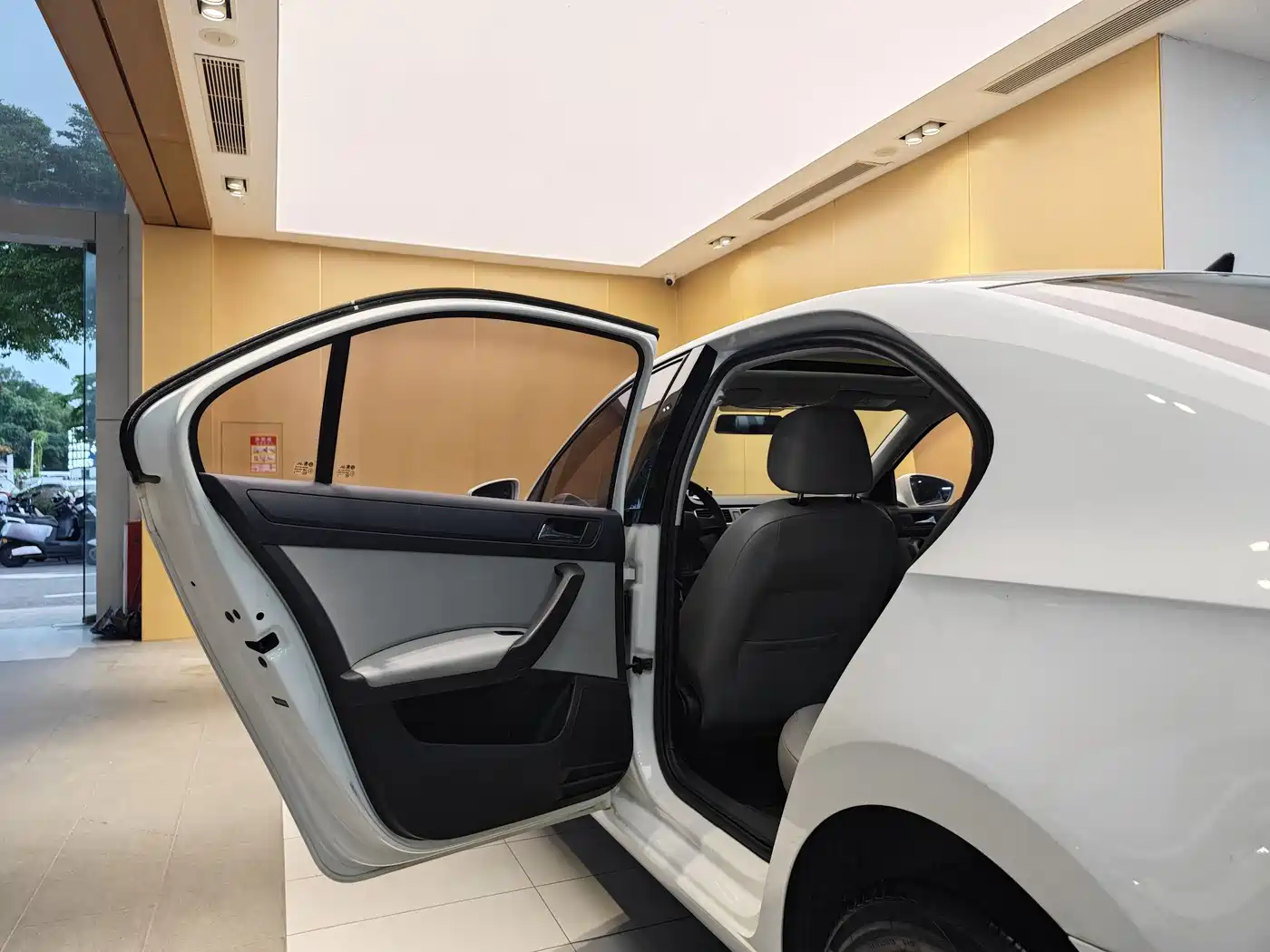 Škoda Rapid 2016 1.6L Automatic Pioneer Edition фото 20